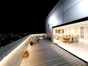 Balkon atau teras di 1804 Franklin 3-Bed Penthouse with Rooftop Jacuzzi
