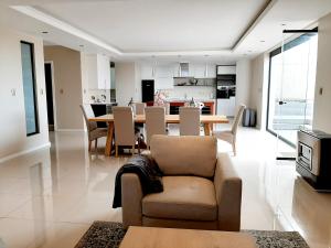 Area tempat duduk di 1804 Franklin 3-Bed Penthouse with Rooftop Jacuzzi