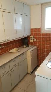 uma cozinha com armários brancos e um lavatório em Messeapartment WASHINGTON em Hanôver