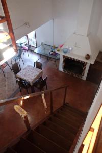 vistas panorámicas a una sala de estar con chimenea en Posada dos Palmas, en Barra de Valizas