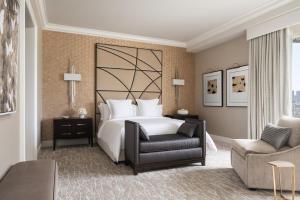 
A bed or beds in a room at Four Seasons Hotel Los Angeles at Beverly Hills

