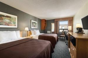 TV a/nebo společenská místnost v ubytování Travelodge by Wyndham Edmonton West
