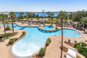 una vista aérea de una piscina en un resort en Reflections At Bay Point 407, en Panama City Beach