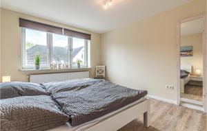 ein Schlafzimmer mit einem Bett und einem großen Fenster in der Unterkunft Lovely Apartment In Ockholm With House A Panoramic View in Ockholm