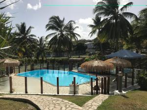 Piscina a Les Créolines o a prop