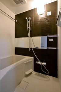 東京にあるEbisu Ebisu - Vacation STAY 98240のバスルーム(バスタブ、シャワー付)