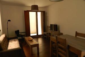 a living room with a couch and a table at Patio del Bastion in Colonia del Sacramento