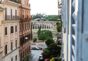 - une vue sur une rue de la ville depuis un bâtiment dans l'établissement la polveriera, appartamenti eleganti e luminosi vicino al Colosseo, à Rome