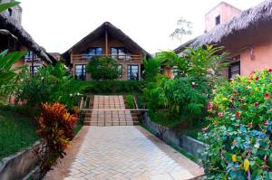 une maison avec un chemin devant elle dans l'établissement Axkan Palenque, à Palenque