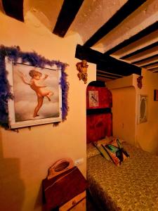 um quarto com uma cama e um quadro na parede em La Ronda em Cuenca