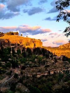 vista para as terras do desfiladeiro ao pôr-do-sol em La Ronda em Cuenca