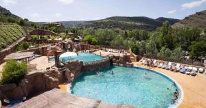 O vedere a piscinei de la sau din apropiere de Villa turística Camina y Rioja