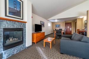 a living room with a couch and a fireplace at The INN at Gig Harbor in Gig Harbor