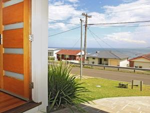 - une porte menant à une maison avec vue sur la rue dans l'établissement Surf Mist, à Gerroa