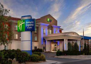 ein Hotel mit einem Schild vor einem Gebäude in der Unterkunft Holiday Inn Express Reno Airport, an IHG Hotel in Reno