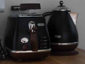 a toaster and a blender sitting on a counter at Rose Valley Apartment in Polanica-Zdrój