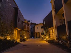 un callejón con edificios y luces por la noche en GRAND BASE Crane, en Fukuoka