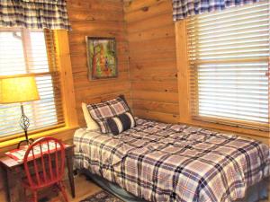 Alpine Log Cabin客房内的一张或多张床位