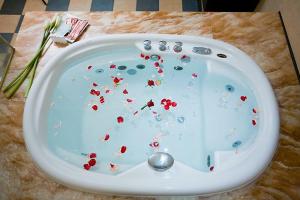 a white sink with red berries on top of it at Crystal Business Motel in Hsinchu City