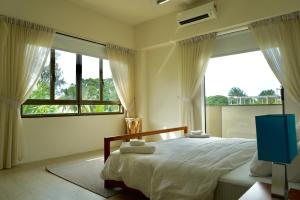 Posteľ alebo postele v izbe v ubytovaní Beachfront Resort By The Sea, Batu Ferringhi