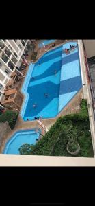- une vue sur la grande piscine dans l'établissement Căn hộ 3PN Gold View, 346 Bến Vân Đồn, Phường 1, Q4, HCM, à Hô-Chi-Minh-Ville