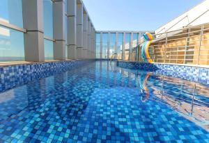 a swimming pool with a water slide in a building at Flat Hotel Fusion com Varanda & Garagem A219 in Brasilia