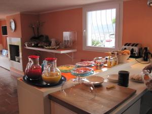 eine Küche mit einer Arbeitsplatte mit etwas Essen drauf in der Unterkunft Villa Pischinas in Magomadas