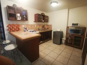 eine Küche mit Theke, Herd und Kühlschrank in der Unterkunft Terraza Suites - Adults Only in San Cristóbal de las Casas + 42 Fotos