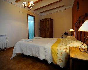 Un dormitorio con una gran cama blanca en una habitación. en Apartamentos Rurales San Juan, en Castellnovo 37 fotos más