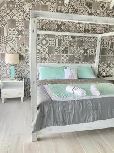een slaapkamer met een wit stapelbed en een muur bij Hotel Arenal Vista Lodge in Fortuna