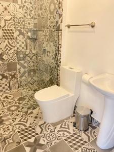 een badkamer met een toilet en een wastafel bij Hotel Arenal Vista Lodge in Fortuna