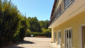 - Vistas laterales a un edificio con entrada en Motel des Bruyères en Lamotte-Beuvron