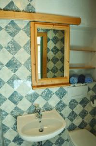 ein Bad mit einem Waschbecken und einem Spiegel in der Unterkunft Sonnenheim in Forchach