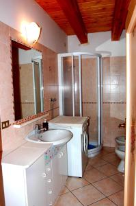コーレドにあるAgritur Vento Alpinoのバスルーム(洗面台、トイレ付)