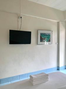 宋卡的住宿－J-2 Court，墙上配有平面电视的房间