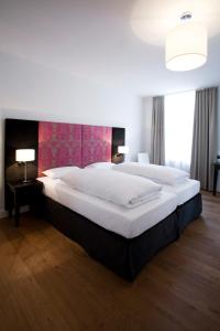 Letto o letti in una camera di Hotel Schwarzwälder Hof