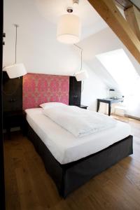 Letto o letti in una camera di Hotel Schwarzwälder Hof