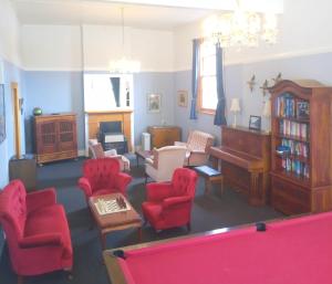 sala de estar con mesa de billar y piano en Lady Bowen Bed & Breakfast, en Thames