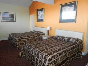 um quarto de hotel com duas camas num quarto em Antioch Executive Inn em Antioch