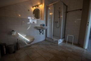 
Ein Badezimmer in der Unterkunft Check Inn Hotel Merseburg
