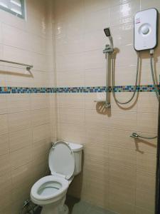 łazienka z toaletą i prysznicem w obiekcie Rachawadee House w mieście Phangnga
