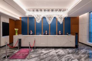 Mercure Shenzhen Longgang的电视和/或娱乐中心