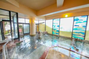 Bazén v ubytování Ooedo Onsen Monogatari Toi Marine Hotel nebo v jeho okolí