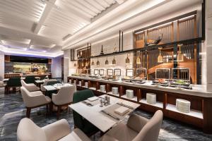 Mercure Shenzhen Longgang餐厅或其他用餐的地方