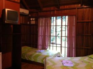 מיטה או מיטות בחדר ב-Hotel Villas Vista Arenal