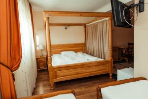 Ένα ή περισσότερα κρεβάτια σε δωμάτιο στο Hotel President Cugir