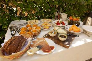 una mesa con un buffet de diferentes tipos de comida en Agriturismo Marani, en Arcugnano