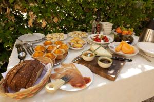 una tavola con buffet di diversi tipi di cibo di Agriturismo Marani ad Arcugnano