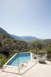 una piscina con vistas a la montaña en Can Estaràs, en Fornalutx