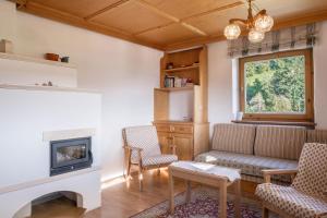 ein Wohnzimmer mit einem Sofa und einem Kamin in der Unterkunft App Schlern - Gasser in Vols am Schlern